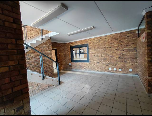 630M² WAREHOUSE TO LET IN BRENTWOOD PARK